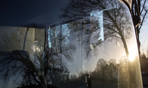 Was passierte mit dem Bus in der Swindonstraße? Die Windschutzscheibe hat einige Löcher. Fotos: Karliczek 