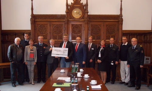 Von links: Hans-Ludwig Sämann, Torge Malchau, Stefani Denecke, Harald Herr, der zuständige Dezernent Claus Ruppert, Klaus-Peter Bachmann (Landtagsvizepräsident und Vorsitzender des Fördervereins Feuerwehr und Jugendfeuerwehr Braunschweig e.V.), Kai Uwe Krauel (Vorstandsvorsitzender BS Energy), Ulrich Spanke (Abteilungsleiter Öffentliche Versicherung Braunschweig), Ines Dietze (Direktorin der Braunschweigischen Landessparkasse), Oliver Becking (Leiter der Werkfeuerwehr VW Braunschweig), Konditormeister Karl Milkau, Leitender Branddirektor Michael Hanne. Foto: Herrmann 