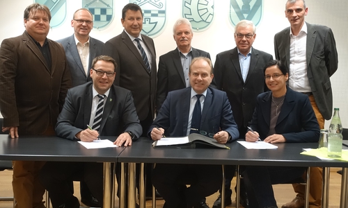 Obere Reihe von links: Thomas Martini (Bürgermeister Querenhorst), Frank Nitsche (Gemeindedirektor Rennau), Fred Worch (Bürgermeister Mariental), Friedrich Rietz (Gemeindedirektor Mariental), Jörg Minkley (Bürgermeister Rennau), Kai Schulz (Gemeindedirektor Querenhorst)
Untere Reihe von links: Gero Janze (Samtgemeindebürgermeister, Gemeindedirektor Grasleben), Gerhard Radeck (Landrat), Veronika Koch (Bürgermeisterin Grasleben)
Foto: Samtgemeinde Grasleben