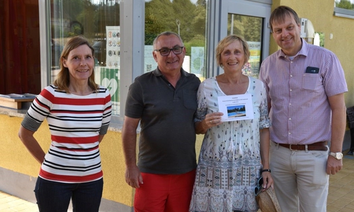 Von links: Gemeindebürgermeister Detlef Kaatz, Gewinnerin Gabi Jonczyk, Michael Jonczyk und Ulrike Siemens vom Freundeskreis Freibad am Elm. Foto: Privat