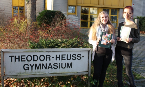 Jasmin Swaydan und Alessa Teuber präsentieren das neue Jahrbuch mit dem von ihnen kreierten Cover. Foto: Privat