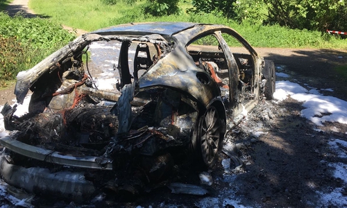 Porsche Panamera brennt vollständig aus. Fotos: Antonia Henker