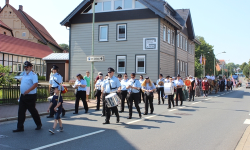Mit einem großen Umzug wurde am Samstag das Salz- und Lichterfest in Bad Harzburg eröffnet. Fotos: Anke Donner 