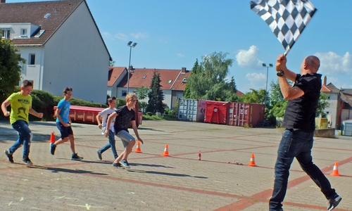 Die Kreisverkehrswacht Helmstedt und der ADAC Ortsclub Helmstedt unterstützten den ADAC-Baustein zur schulischen Verkehrssicherheitsarbeit „Achtung Auto“. Foto: Klaffehn 


