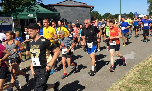 Die Teilnehmer beim Start des Benefizlaufes

Foto: Landkreis Helmstedt