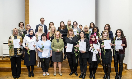 18 neue Stadtteilmütter erhielten zum Ende der zehnmonatigen Ausbildung im Alvar-Aalto-Kulturhaus ihre Zertifikate. Foto: Stadt Wolfsburg