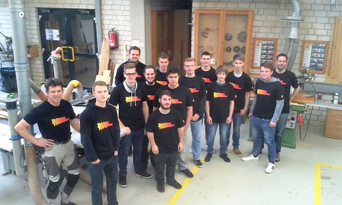 Anfang der Woche überreichte die Tischlerinnung die neuen Kampagnen-T-Shirts an die Tischler-Azubis. Foto: Kreishandwerkerschaft Region Braunschweig-Gifhorn