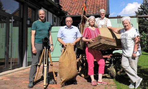 Achim Meurer (li.) und seine Ehefrau Monika (3. v. li.) mit Andreas Meißler (2. v. l.i), Elisabeth Schwieger (4. v. li.) und Doris Liefner (re.). Foto: Museum