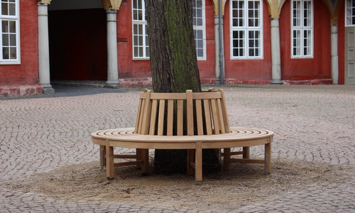 Neue Bank für den Schlossinnenhof. Foto: Max Förster