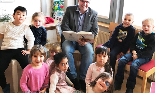 Andreas Otto beim Vorlesetag in der Kindertagesstätte St. Altfrid. Foto: Gifhorner Wohnungsbau-Genossenschaft eG