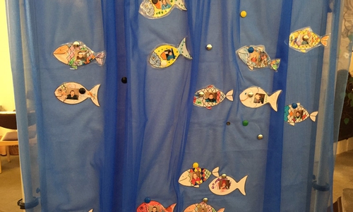 Kinder können im Gottesdienst kleine Boote basteln. Foto: Ina Naumann-Seifert