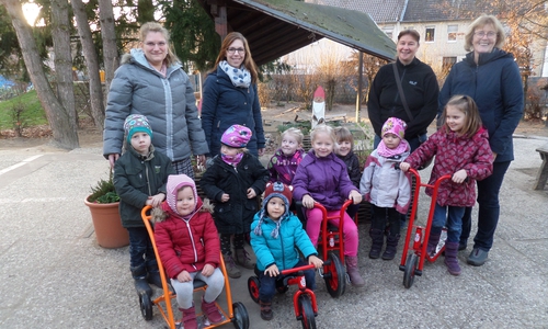 Hinten von links: Kassenwartin des Fördervereines Angelique Waßmuth, Fördervereinsvorsitzende Carmen Strömsdörfer, stellvertr. Fördervereinsvorsitzende Verena Jaiser, stellvertr. Leiterin der Kita Margot Witthuhn.
Vorne von links: Mattis, Melina, Maddison, Alex, Alissa, Nica, Mia, Rieke, Martha. Foto: Privat