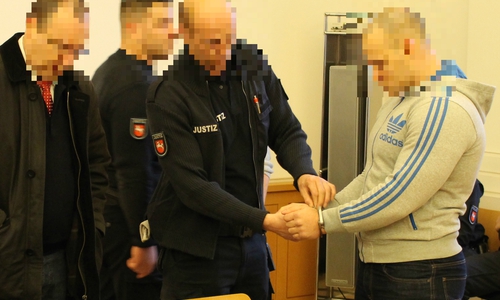 Der mutmaßliche Schulschläger (rechts) vor Gericht. Foto: Dontscheff