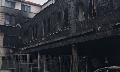 In der Nacht von Ostersonntag auf Montag griff ein Containerbrand auf das Ärztehaus über. Fotos/Video: FW Wolfenbüttel / Nick Wenkel 