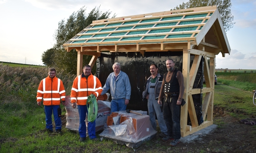 Vor dem gerade aufgestellten, noch nicht final fertiggestellten Insektenhotel: Lucas Narup, Vorsitzender des VUT Hedeper Peer Narup, Udo Taute, Alfred Domke und Mirco Mittag (v. li.). Fotos: Peter G. Matzuga