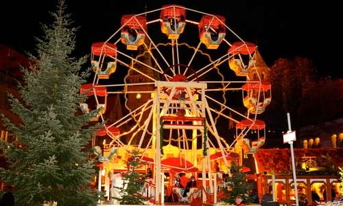 In Braunschweig gehört das Riesenrad zur Tradition auf dem Weihnachtsmarkt. Nun wird es auch in Gifhorn eines geben. Archivbild