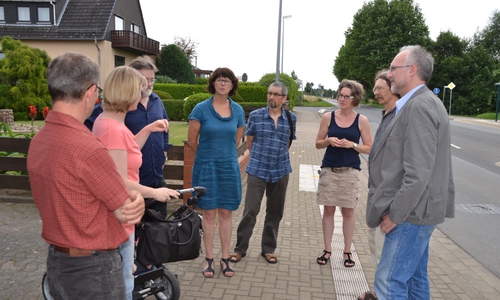 Eberhard Kalus, Anke Pätsch, Jochen Fuder, Susanne Menge (MdL der Grünen), Diethelm Krause-Hotopp, Tanja Lemke, Christian Rothe-Auschra und Schulleiter Ulli Kleinfeldt diskutieren über die Verkehrssituation an den Hemkenroder Straße in Destedt. Foto: Ulli Schwarze