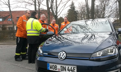 Die Feuerwehr Fallersleben konnte an einem E-Golf üben. Foto: Feuerwehr Fallersleben