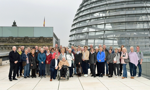 Foto: Die Besuchergruppe mit Dr. Roy Kühne MdB