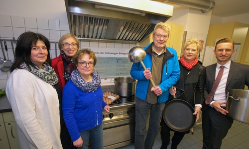 Übergabe der Belegschaftsspende an den Caritas Ortsverein Wolfsburg im Bonifatiushaus: Betriebsrätin Carola Pape (von links), Caritas-Geschäftsführerin Barbara-Maria Cromberg, Maria Klotz und Rüdiger Schingale, Leitung Caritas-Mittagstisch, Betriebsrätin Bärbel Behrens-Oelmann und Björn Hennings, Volkswagen Personal.