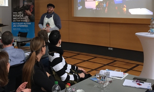 Motivationstrainer Michael Ehlers erklärt, was sich Chefs vom Fischmarkt abgucken können. Foto: IKK classic