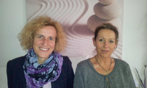 Manuela Howe (links) und Susanne Strysewske (rechts) bieten ab April wieder Gruppentreffen für alleinerziehende Mütter an. Foto: Stadt Wolfsburg