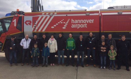 Ein Gruppenfoto vor dem von der Firma Rosenbauer ausgebauten FLF rundete den Tag ab. Foto: Stein