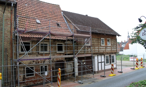Derzeit sind die Häuser Streplingerode 5 und 6 mit einem Gerüst und mit einer Gehwegvollsperrung abgesichert. Foto: Stadt Helmstedt