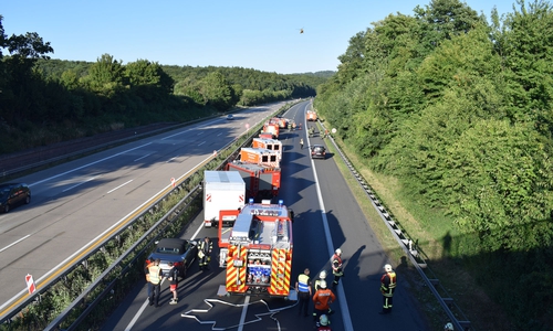 Durch die Bergungsarbeiten war die A7 über Stunden gesperrt. Auch der Rettungshubschrauber Christoph 30 aus Wolfenbüttel war im Einsatz. Foto: Polizei Hildesheim