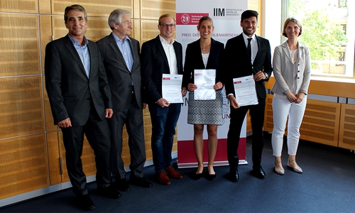 Von links: Martin Pietsch (Geschäftsführer Volksbank BraWo Projekt GmbH), Professor Bernd Herrmann (TU-Braunschweig), Eike Hattendorf, Alexandra Katharina Schaar, Shayan Ashrafzadeh Kian und Professorin Dr.-Ing. Tanja Kessel (Leiterin Lehrstuhl Infrastruktur- und Immoblienmanagement an der TU). Foto: André Ehlers