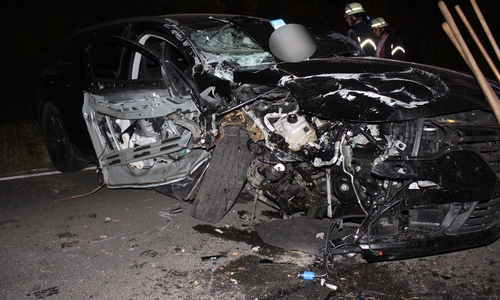 Vom Auto blieb nur noch ein Haufen Schrott. Fotos: Freiwillige Feuerwehr Hohenhameln