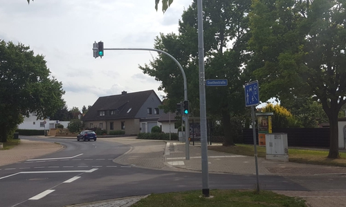 Warum nur der Fahrbahnbelag unmittelbar in Nähe der Ampel erneuert wurde, erklärt die Stadt Wolfenbüttel. Foto: Niklas Eppert