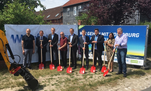 Spatenstich Glasfaserausbau in Almke mit Oberbürgermeister Klaus Mohrs (Mitte). Foto: Stadt Wolfsburg 
