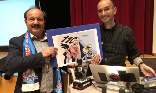 Projektleiter Günter Koschig zeichnet Dr. Mark Benecke mit dem GZK-Cartoon aus. Foto: Weisser Ring e. V.