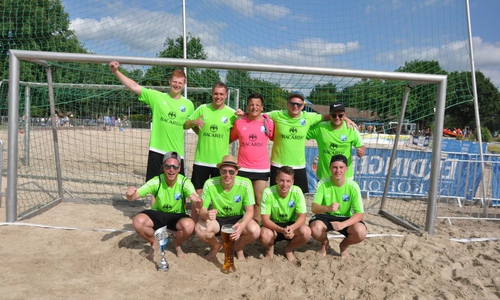 Die Edeka-Crew freut sich über den Gewinn des Beachsoccercups am Tankumsee. Foto: Frank Krüger