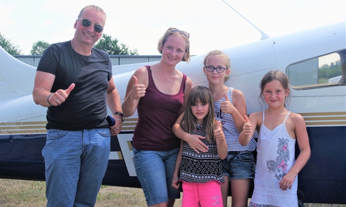 Dr. Jörg Beiersdorf und Lehrerin Petra Finke mit einigen Kindern kurz vorm Abﬂug Richtung Lessingstadt. Foto: privat