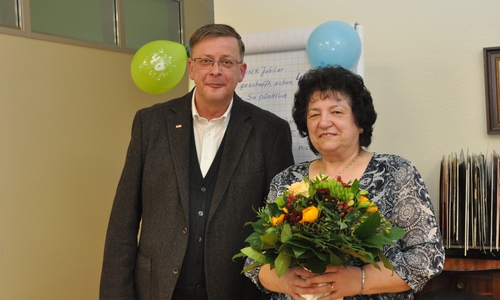 Andreas Ring, Vorstand des DRK-Kreisverbands Wolfenbüttel, gratulierte Pflegedienstleiterin Karin Rump zu 40 Jahren als DRK-Mitarbeiterin. Foto: DRK