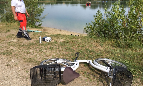 An einem Kiesteich in Stederdorf läuft derzeit eine Suchaktion nach einer Person. Foto/Video: aktuell24 (bm)