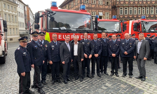 Niedersächsischer Minister für Inneres und Sport, Boris Pistorius, mit Oberbürgermeister Frank Klingebiel im Kreise der Feuerwehrkameraden   
Foto: Stadt Salzgitter