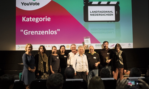 Laura Lörcher (Koordinatorin Medienzentrum Wolfenbüttel), Sandy Lünsdorf (Medienpädagogin), Detlef Puchert, Marie Luise Schwieger, Reinhard Freitag (Seniorenredaktion), Uwe Bärecke (Standortleiter TV38) und Christiana Fulde (Seniorenredaktion) bei der Preisverleihung. Foto: Supertrampmedia/Niedersächsische Landeszentrale für politische Bildung