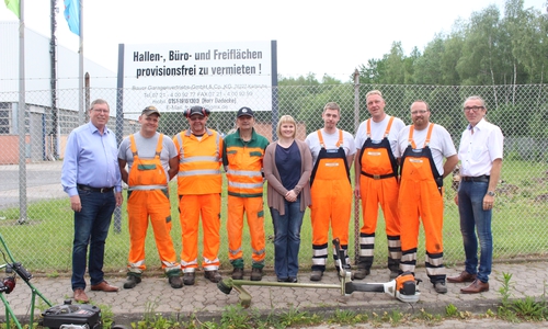 Reinigungsaktion Alte Heerstraße, von links: Erster Stadtrat Burkhard Siebert, Dirk Kascha, Ingo Hesse, Erol Grosic, Antonia Fox, Martin Schrader, Thorsten Lücking, Florian Pabst und Fachbereichsleiter Dirk Becker. Foto: Nino Milizia