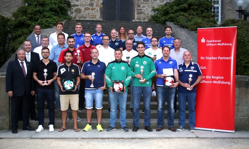 13 Mannschaften aus den Kreisen Wolfsburg und Helmstedt wurden gestern für ihre faire Spielweise ausgezeichnet. Fotos: Sparkasse Gifhorn-Wolfsburg