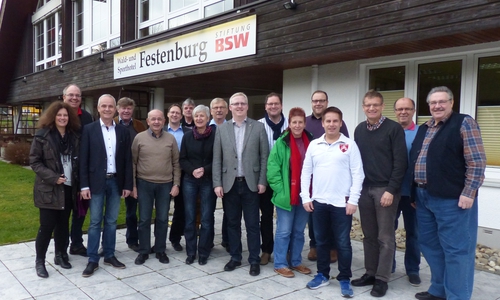 Die SPD Kreistagsfraktion mit ihren Gästen vor dem Harzer Wald- und Sporthotel Festenburg (von links): Susanne Fahlbusch, Michael Hausmann, Goslars Landrat Thomas Brych,  Vorsitzender der Goslarer SPD-Kreistagsfraktion Hans Metje, Bruno Polzin, Stephan Grenz, Reinhard Deitmar, Landrätin Christiana Steinbrügge, Joachim Eichenlaub, Fraktionsvorsitzender Falk Hensel, Landtagsabgeordneter Marcus Bosse, Sabine Resch-Hoppstock, Julian Märtens, Martin Albinus, Thomas Jakob, Harald Koch und Bernfried Keye.