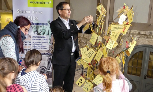 Stadtrat Knut Foraita hängt eine Karte an den "Baum der Dankbarkeit" Foto: Stadt Wolfenbüttel
