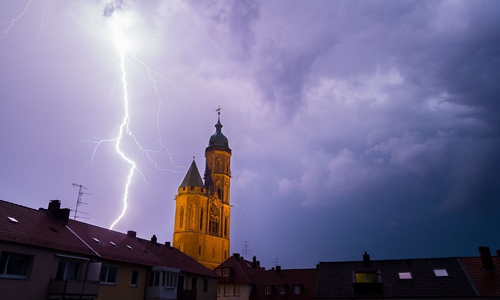 Ein Blitz über Braunschweig: Foto: Jonas Woeffle (Leser)