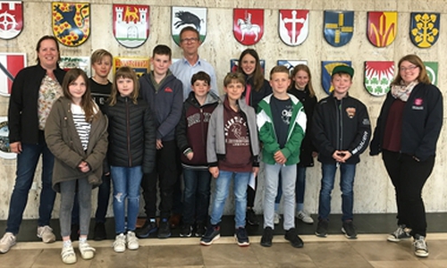 Zehn Kinder besuchten den Oberbürgermeister der Stadt Wolfsburg. Foto: Stadt Wolfsburg