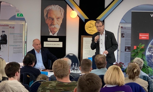 Dietmar Friedhoff (li.) und Stefan Marzischewski-Drewes bei der Veranstaltung im Glockenpalast. Foto: AfD