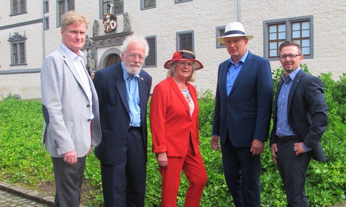 Joachim Schingale, Geschäftsführer der WMG, Wolfhard Truchsess (Pressesprecher messen & ausstellungen rainer timpe GmbH), Heidi Bretz (messen & ausstellungen rainer timpe GmbH), Rainer Timpe (Geschäftsführer messen & ausstellungen) und Christopher Hesse (Abteilungsleiter Veranstaltungen der WMG) stellen die Landpartie Wolfsburg vor. Foto: WMG