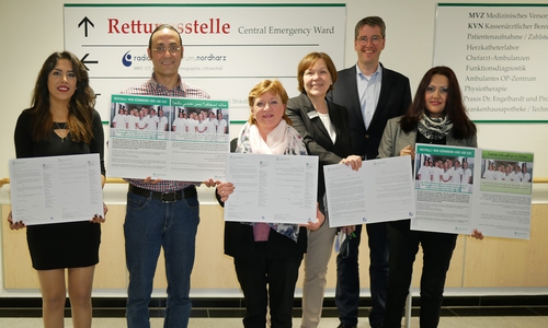 v.l.n.r. Studentin Farzaneh Pourmohammadi (Dolmetscherin aus dem Iran), Ammar Abu Abed (Dolmetscher aus Syrien), Galina Gerhart (Flüchtlingsbeauftragte), Adelhei May (Klinikchefin Asklepios Harzkliniken), Dr. Oliver Junk (Oberbürgermeister), Elisabeth Pourmohammadi (Dolmetscherin Iran). Foto: Alexander Panknin