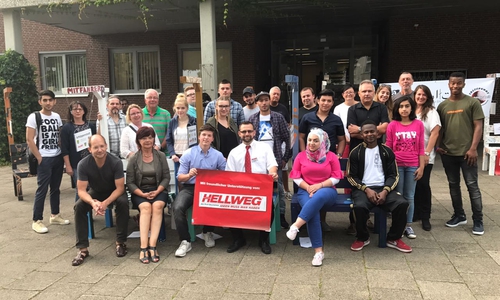 Foto:

Sitzprobe auf den neuen Bänken: Die Jugendlichen der Gruppe „Kulturelle Vielfalt“ mit Samtgemeindebürgermeisterin Regina Bollmeier und weiteren Gemeindevertretern bei der Übergabe. Foto: Kreisjugendpflege